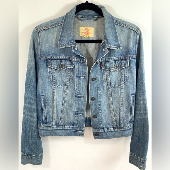 Levis Denim Vintage Jacket.Six  pockets. .Pre-owned.Size M.Perfect Conditions ❤️ - Picture 1 of 8